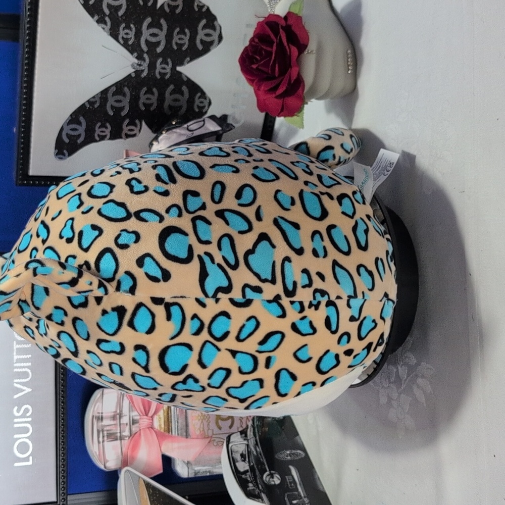 Squishmallows - 16" Emango The  Leopard Plush with Blue and Pink Hearts - Picture 5 of 7